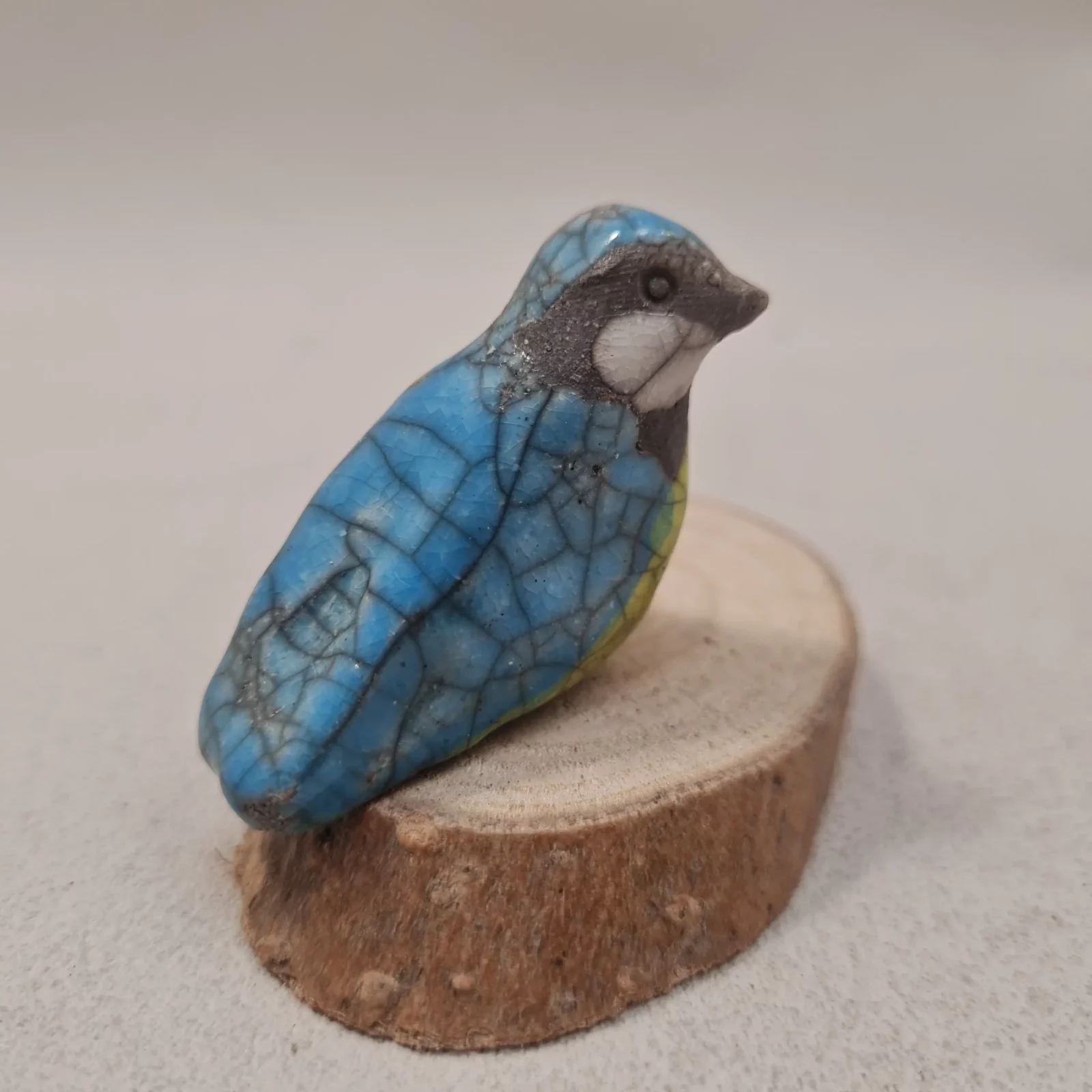 Mésange bleue en céramique Raku sur une rondelle de bois – Image 5