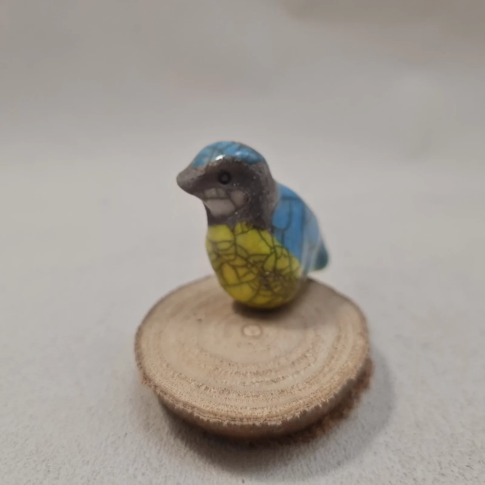 Mésange bleue en céramique Raku sur une rondelle de bois – Image 4