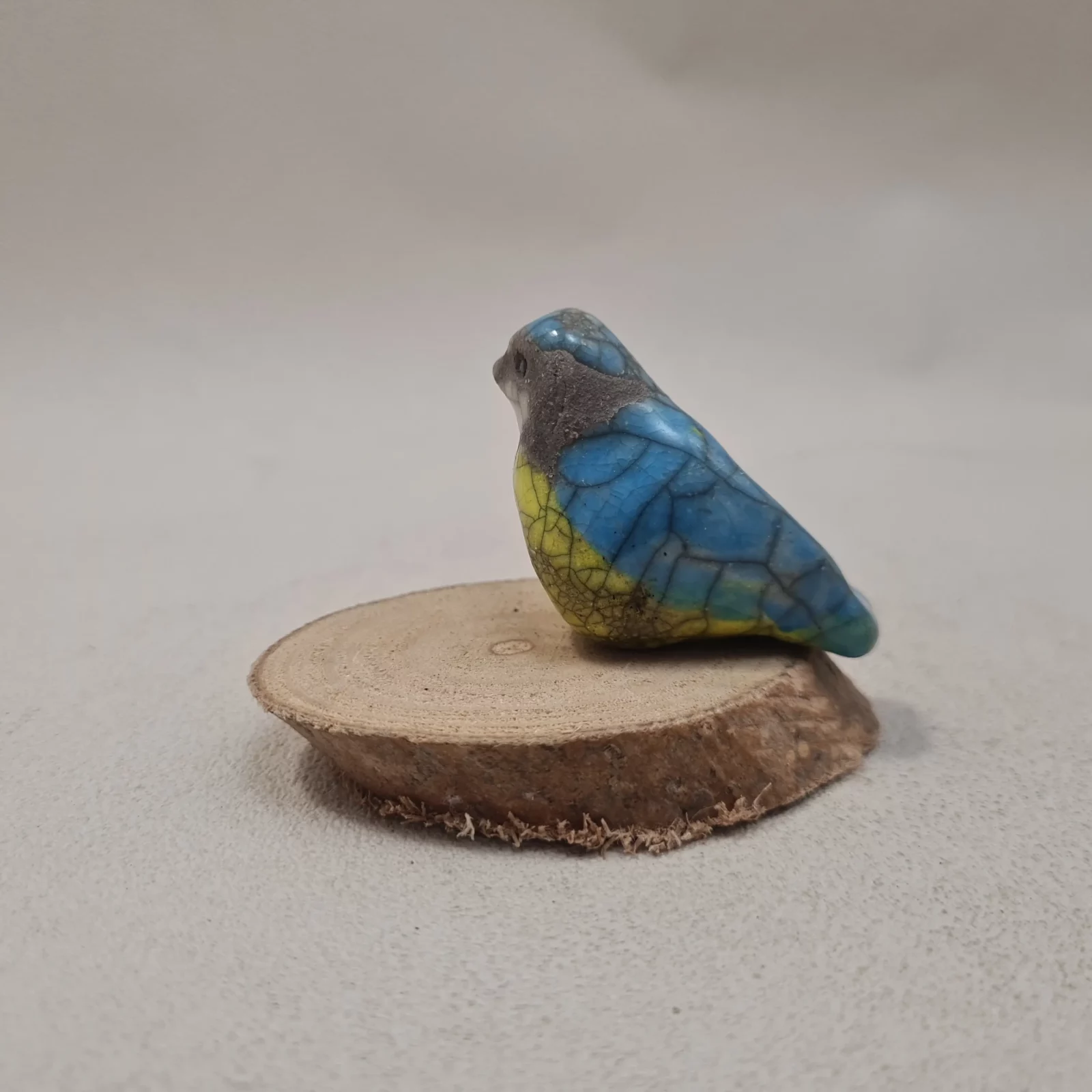 Mésange bleue en céramique Raku sur une rondelle de bois – Image 3