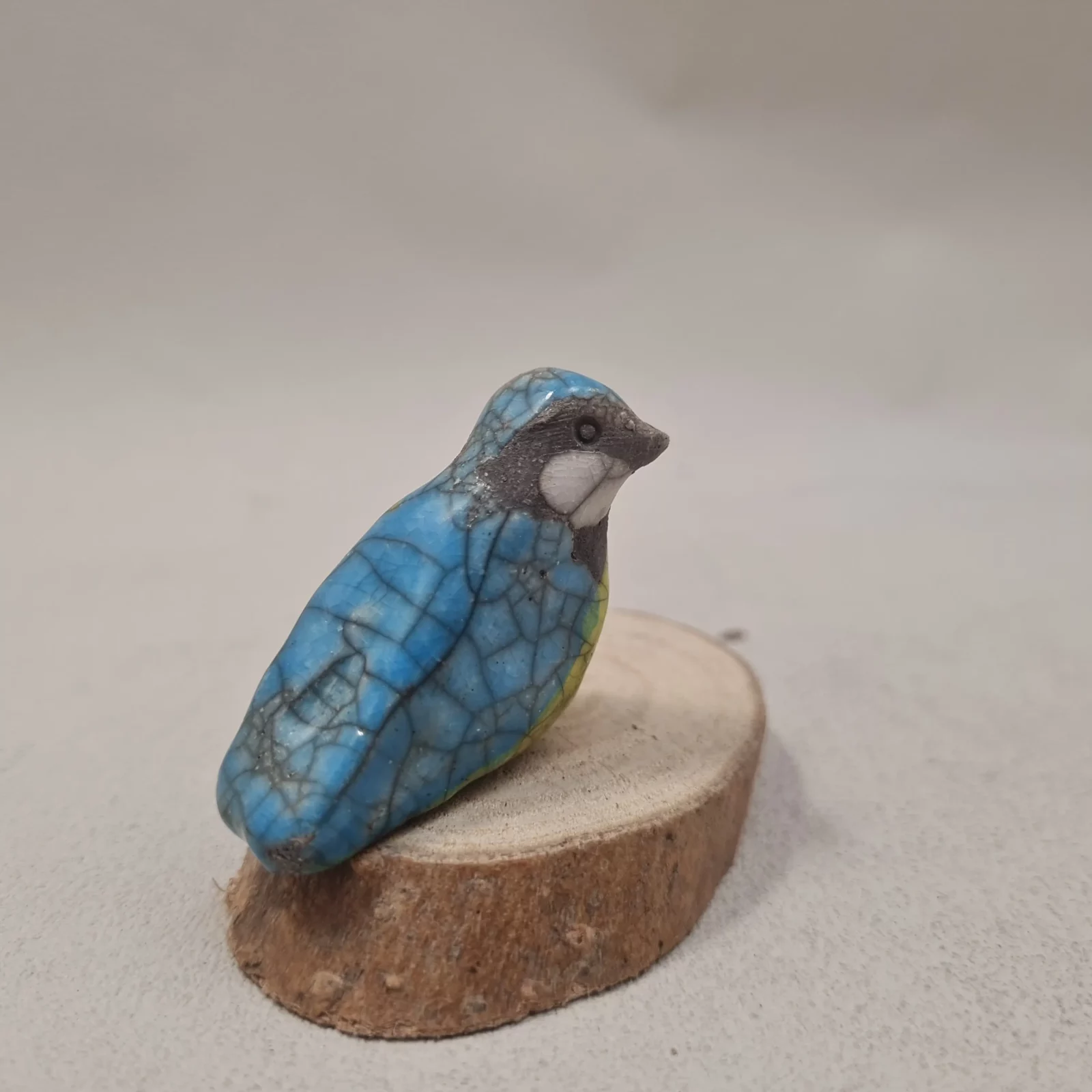 Mésange bleue en céramique Raku sur une rondelle de bois – Image 2