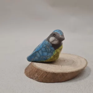 Mésange bleue en céramique Raku sur une rondelle de bois