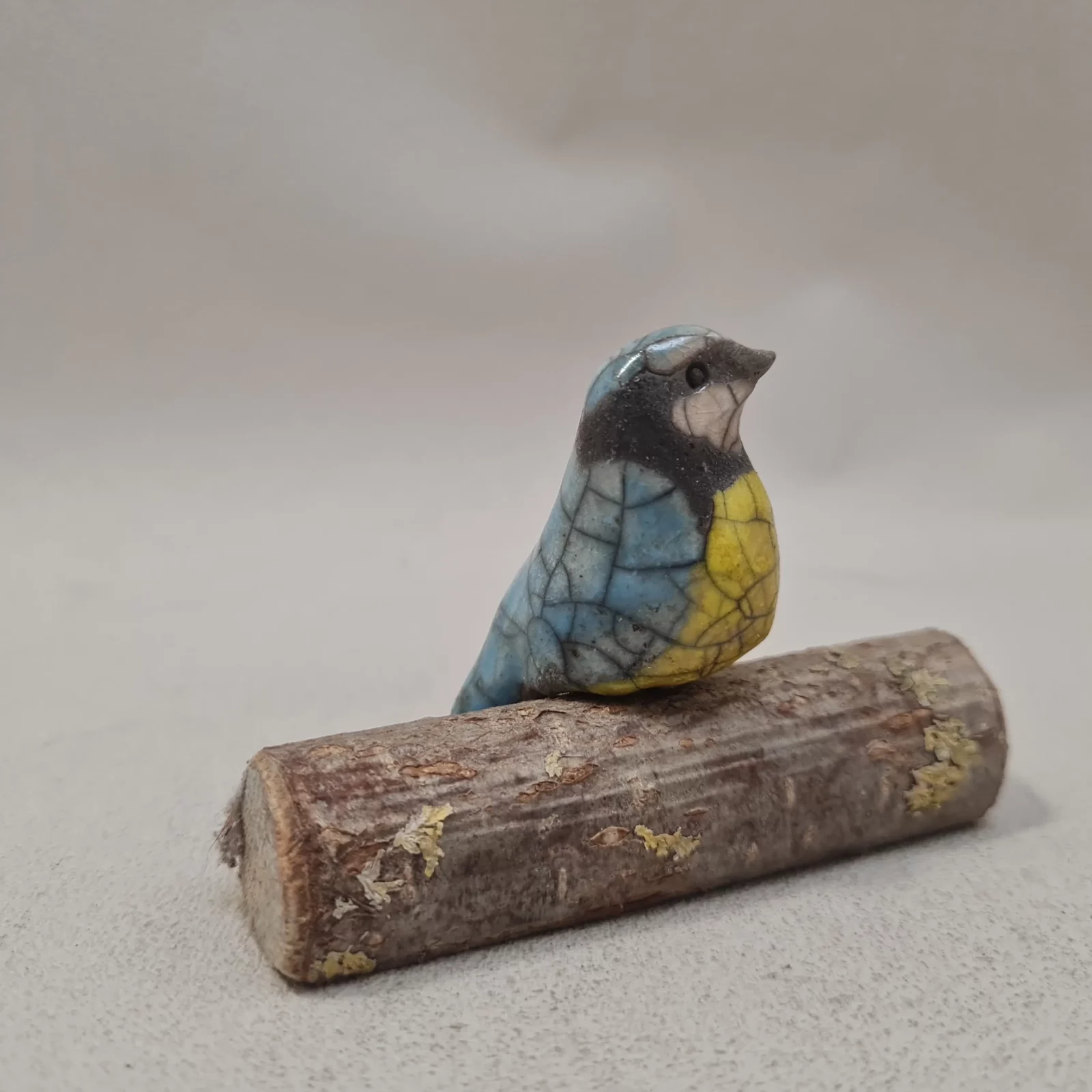 Mésange bleue miniature en céramique Raku sur branche – Image 2