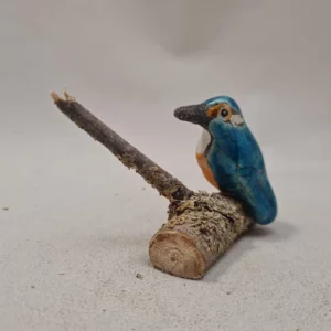 Martin pêcheur miniature en céramique raku sur une branche