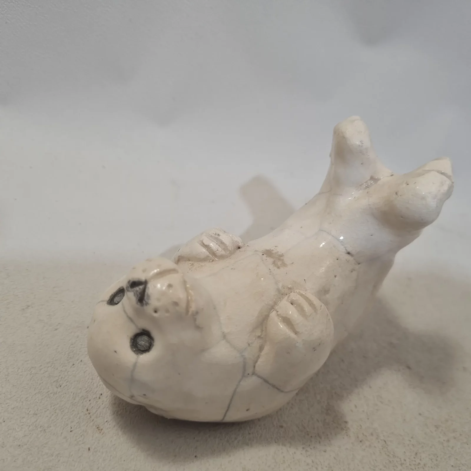 Statuette de phoque rigolo sur le dos en raku