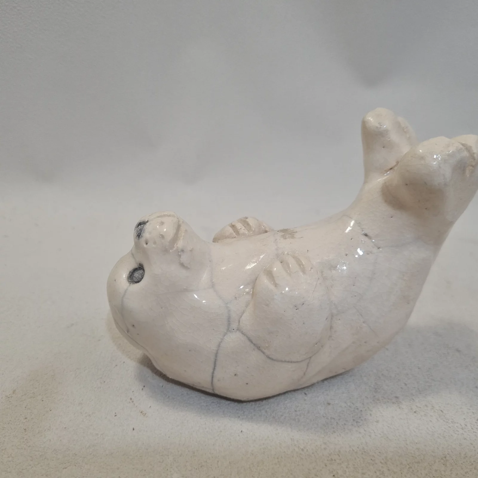 Statuette de phoque rigolo sur le dos en raku – Image 2