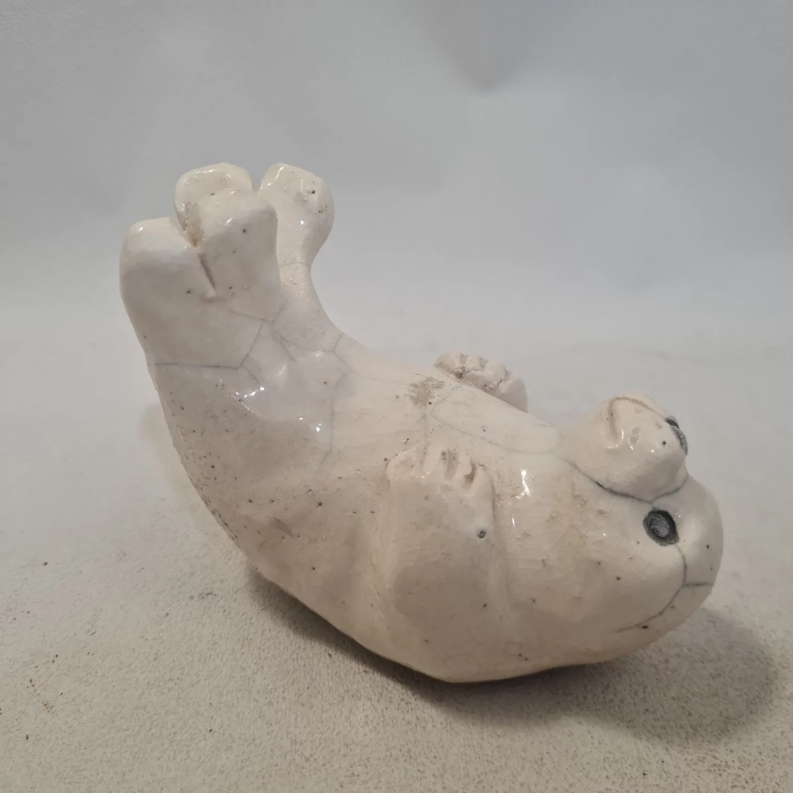Statuette de phoque rigolo sur le dos en raku – Image 3