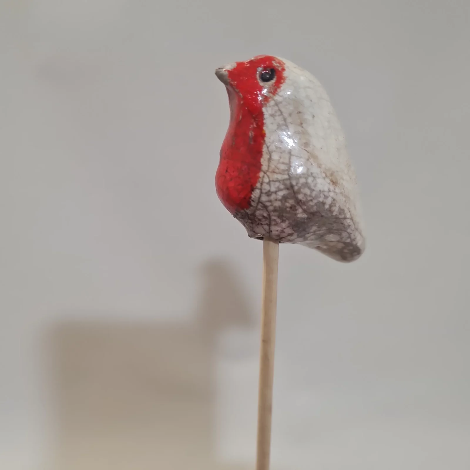 Rouge gorge céramique Raku sur une tige - Tiny – Image 2