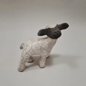 Petit agneau en céramique raku