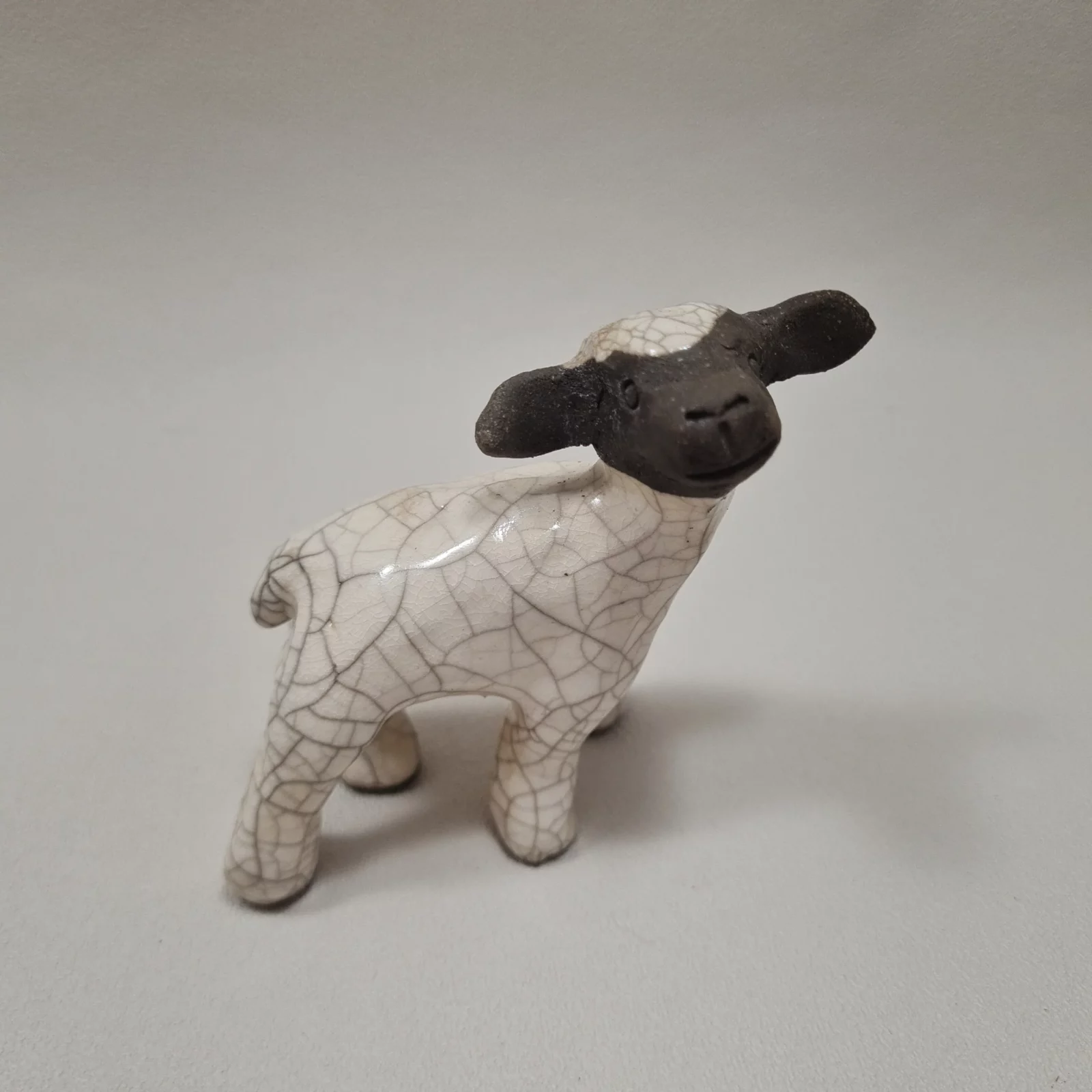 Petit agneau en céramique raku
