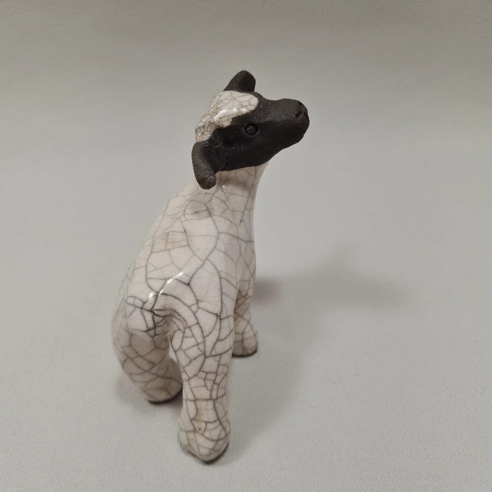 Petit agneau en céramique raku – Image 2