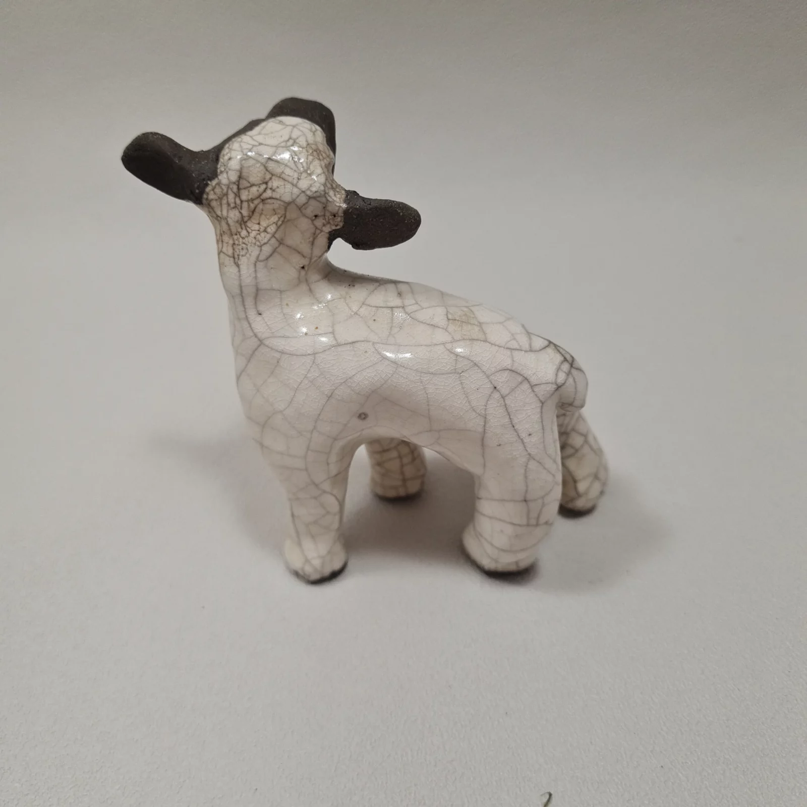 Petit agneau en céramique raku – Image 3