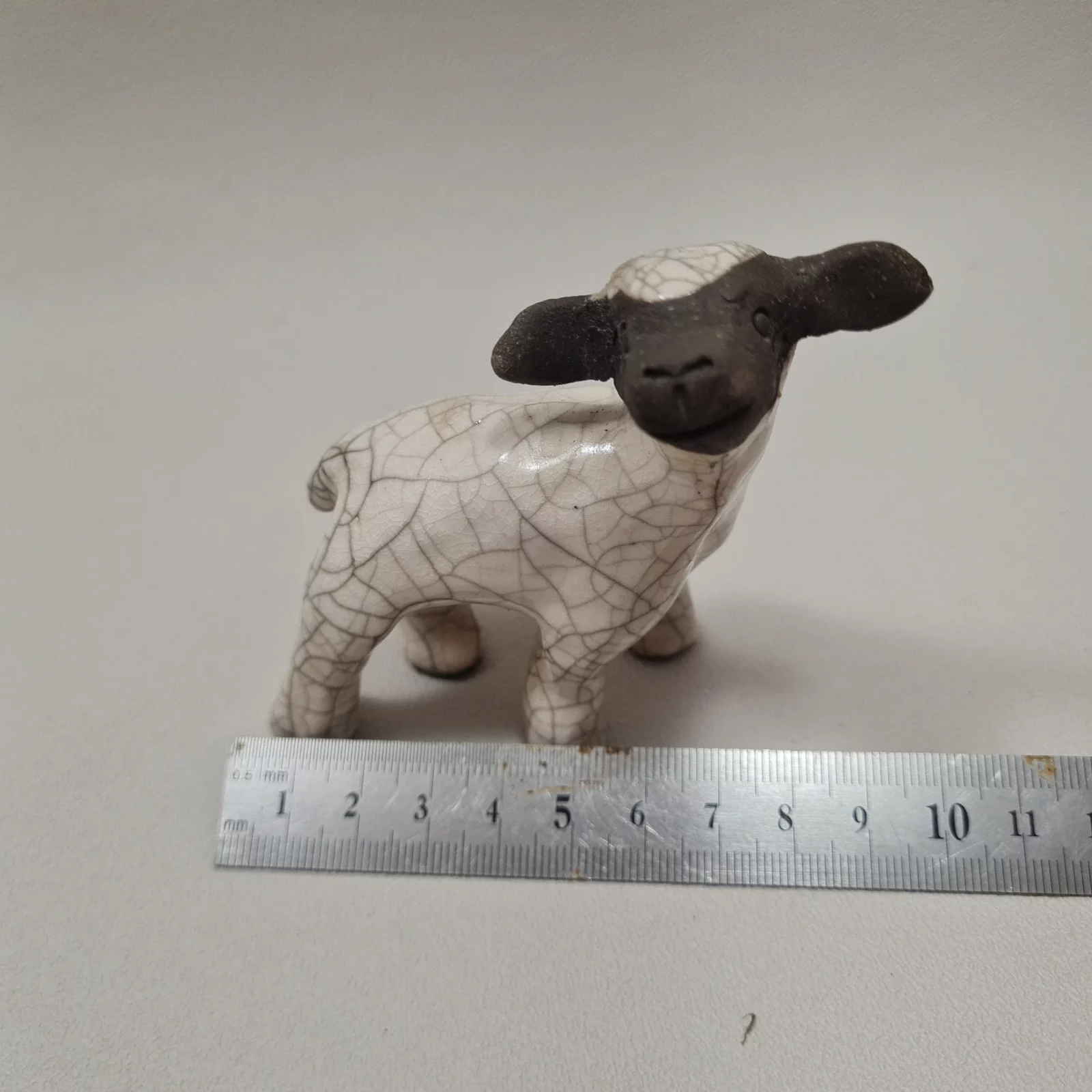 Petit agneau en céramique raku – Image 4