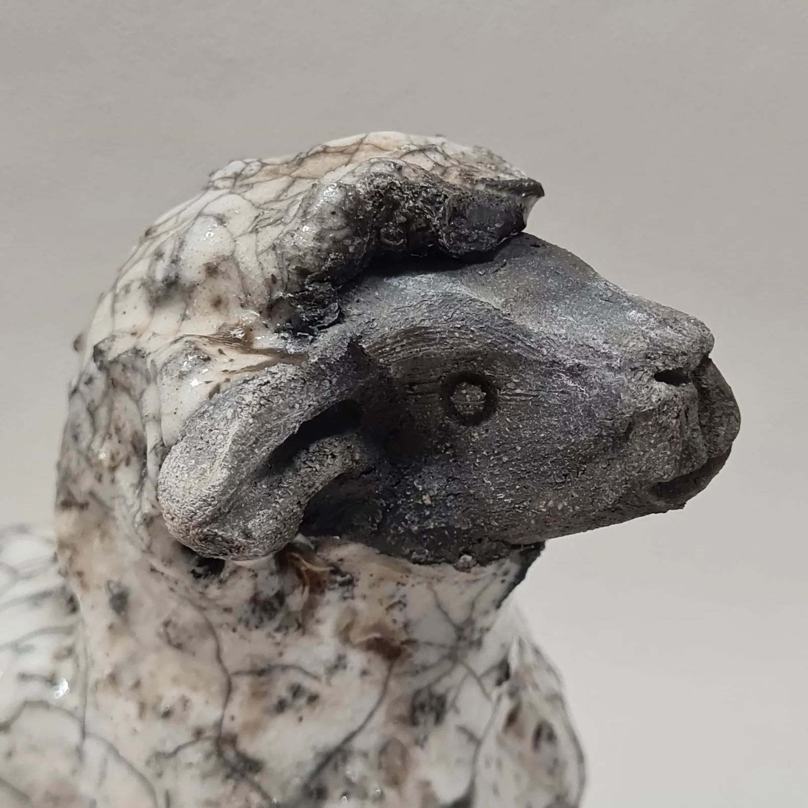 Bélier en raku. Figurine en céramique – Image 2