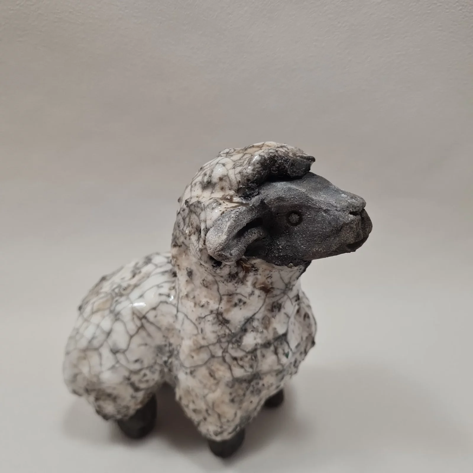 Bélier en raku. Figurine en céramique – Image 4