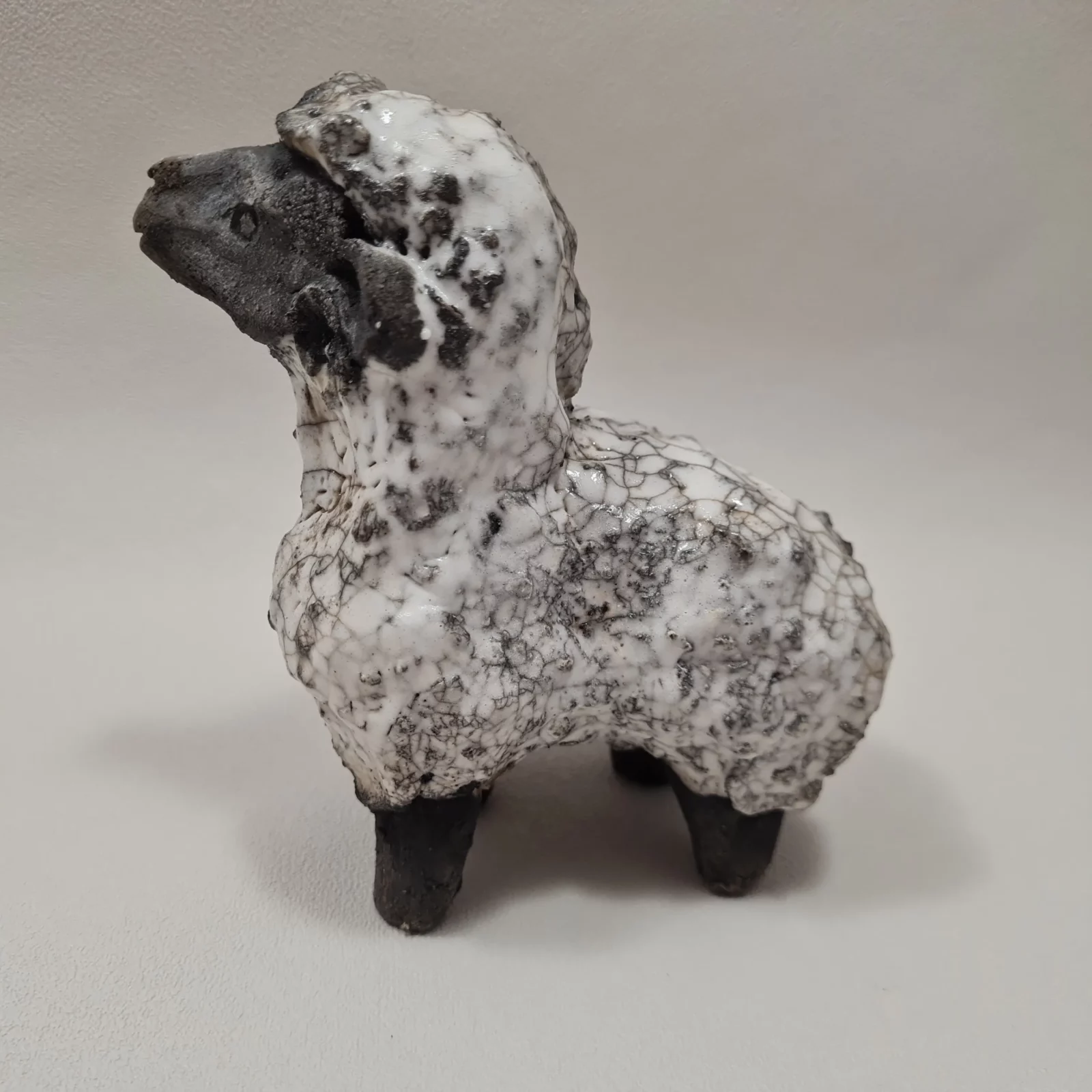 Bélier en raku. Figurine en céramique