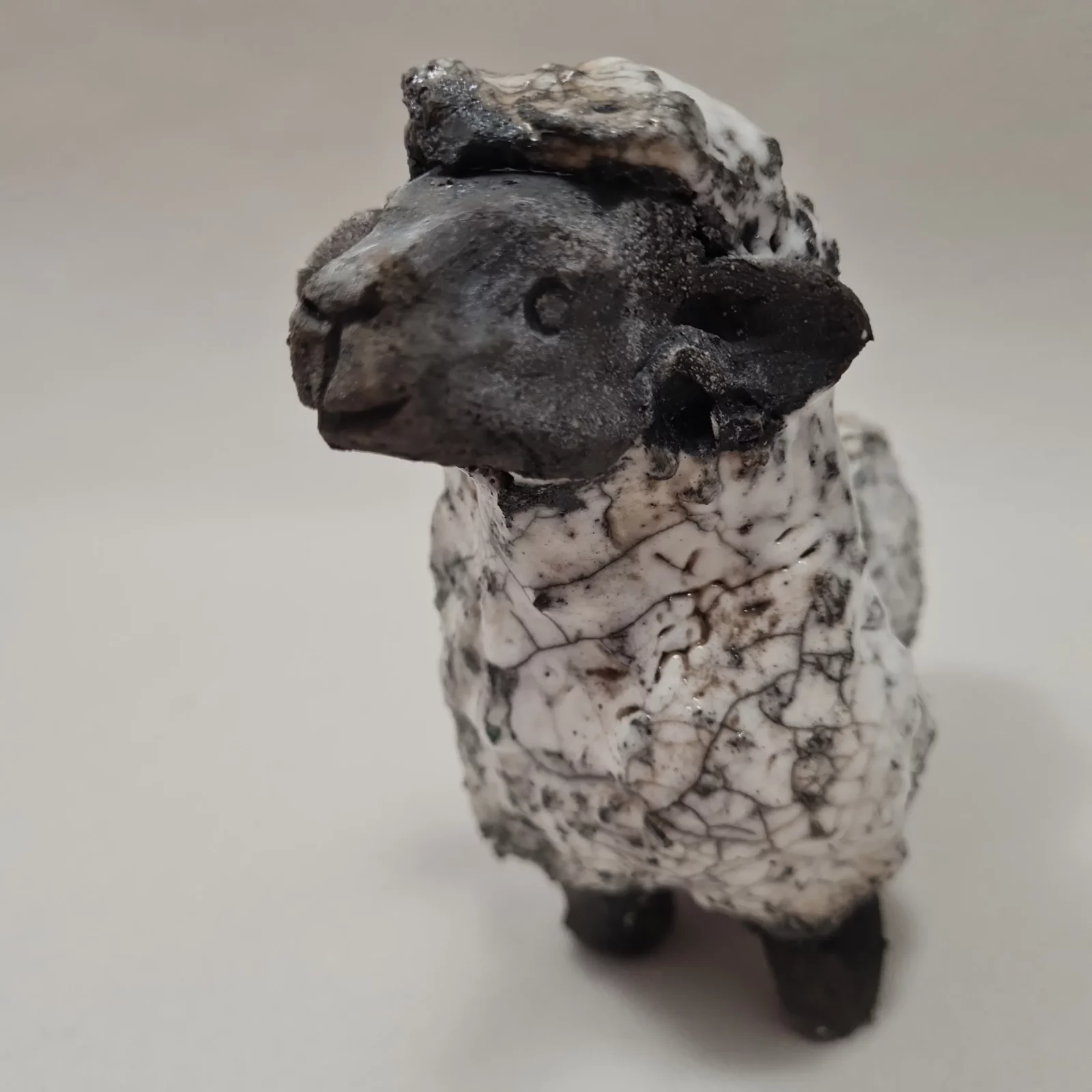 Bélier en raku. Figurine en céramique – Image 3