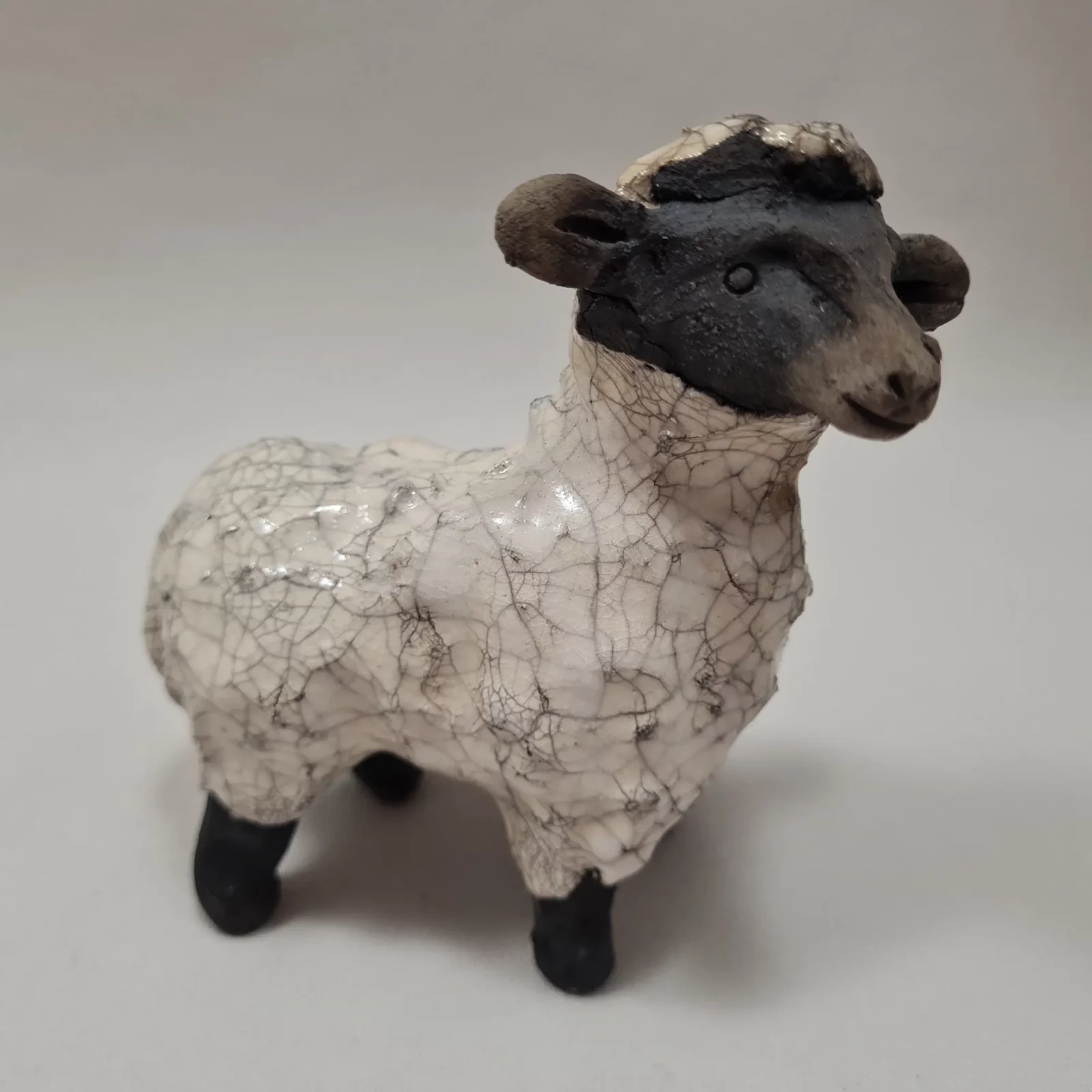 Brebis en raku. statuette. – Image 2