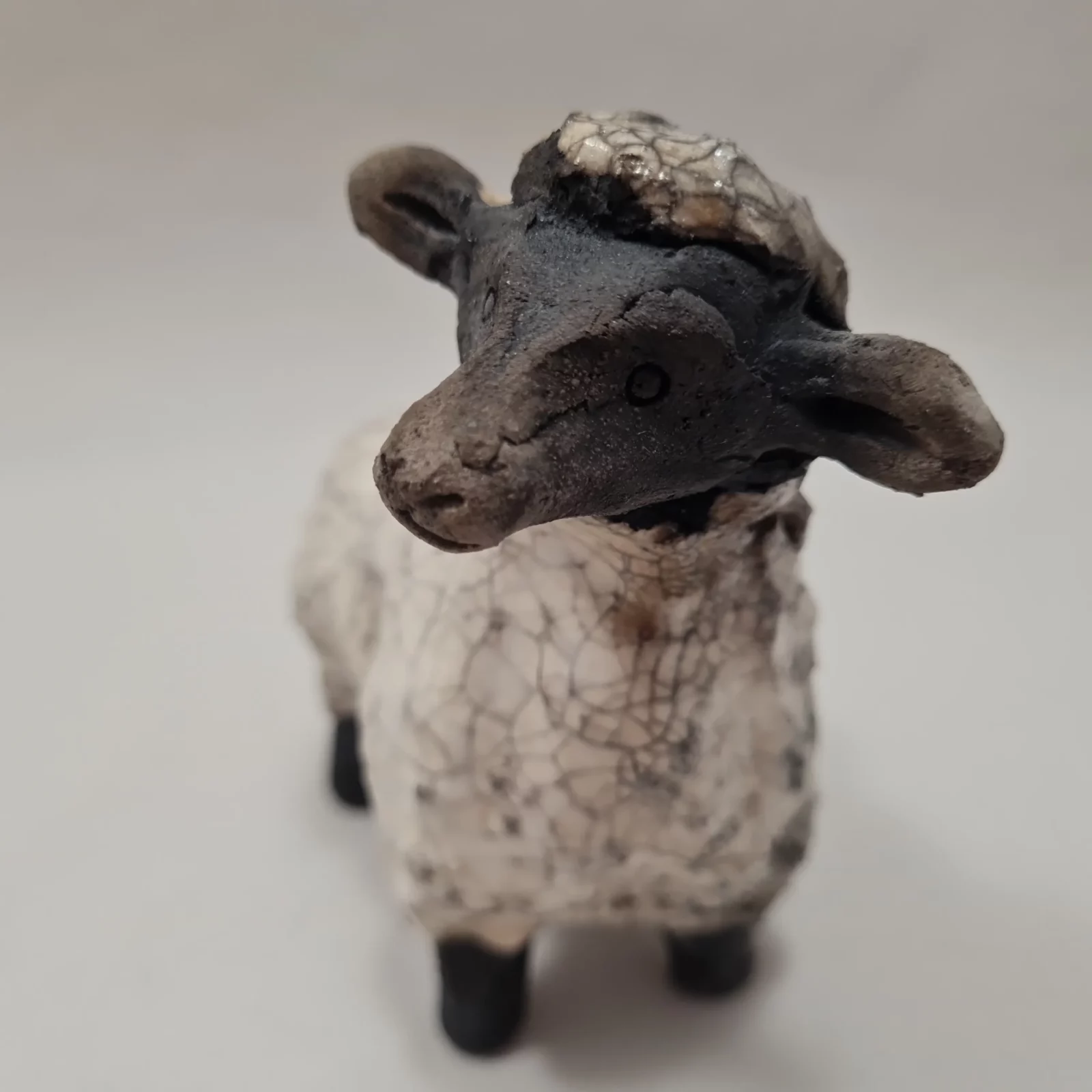 Brebis en raku. statuette. – Image 3