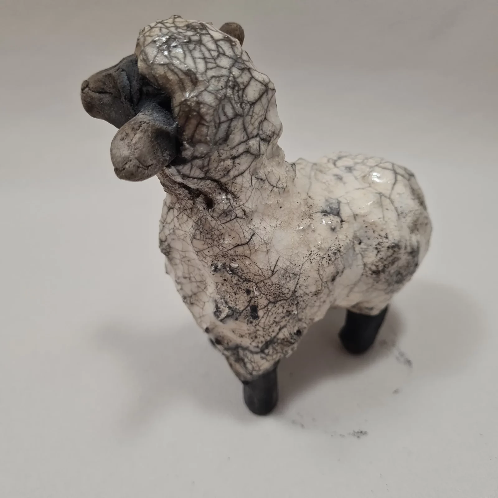 Brebis en raku. statuette. – Image 5