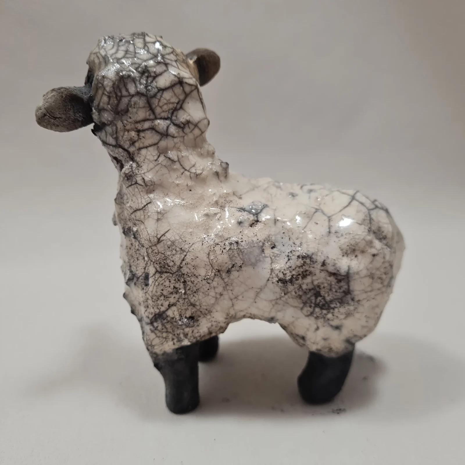 Brebis en raku. statuette. – Image 4
