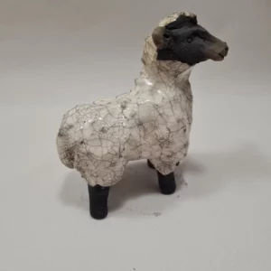 Brebis en raku. statuette.