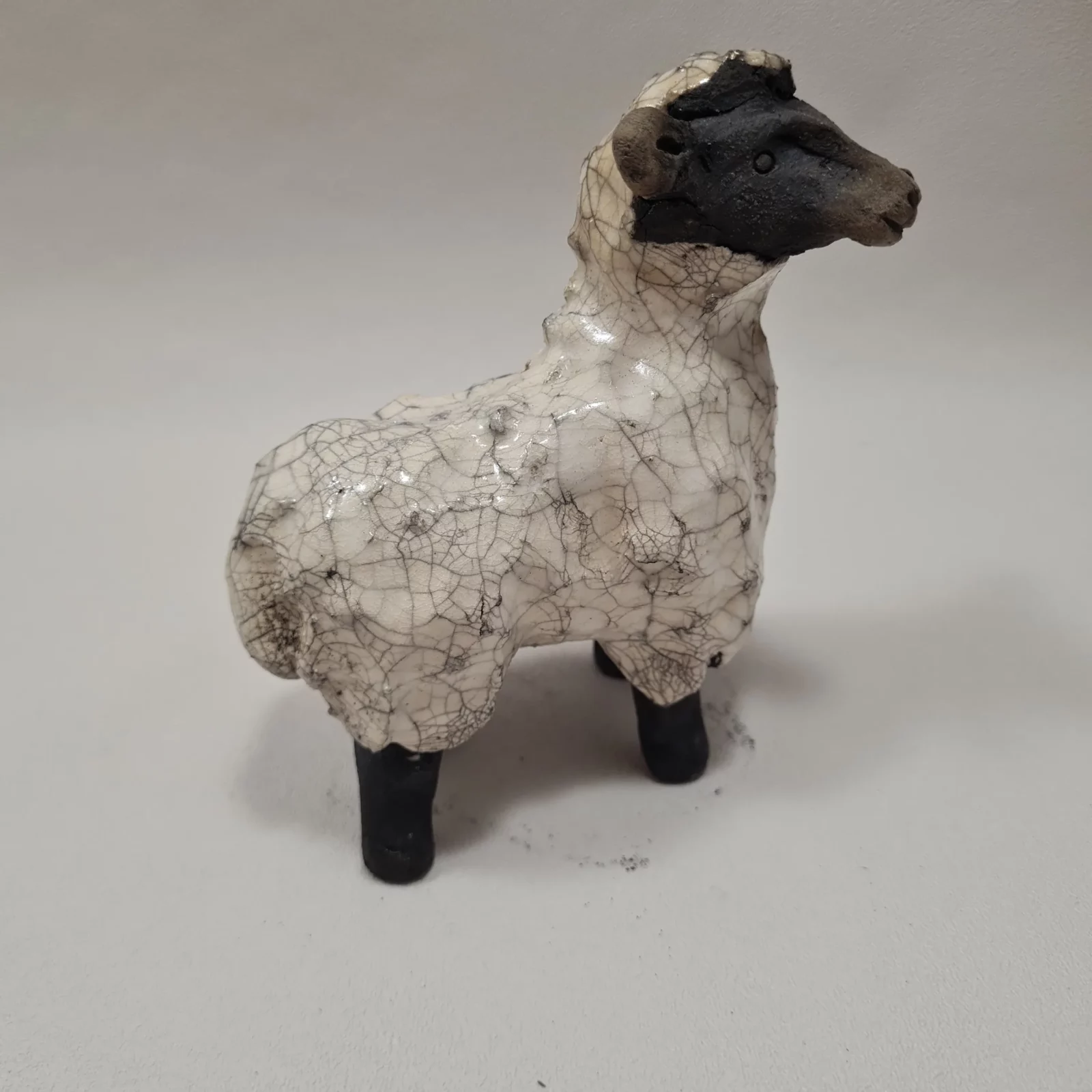 Brebis en raku. statuette.
