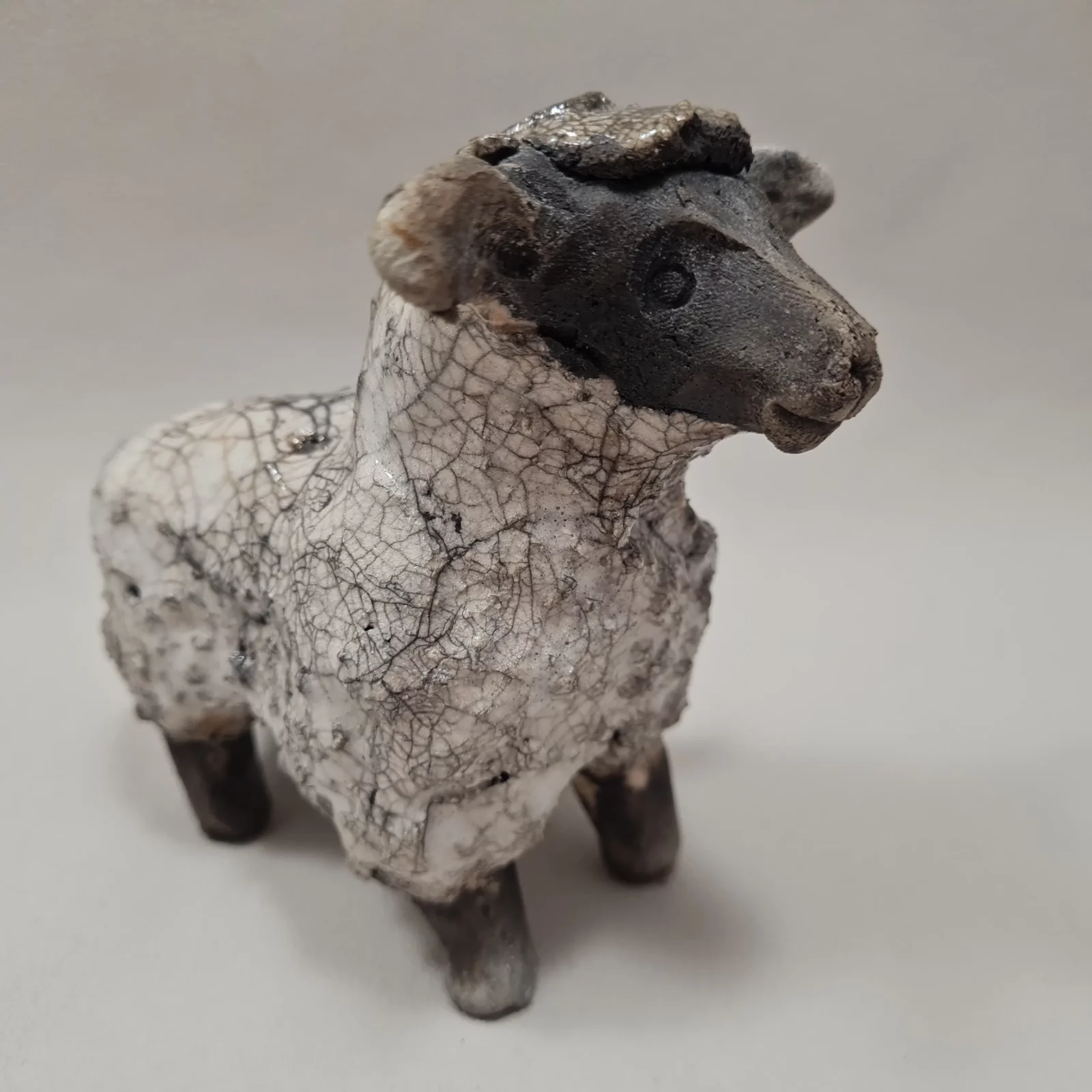 Sculpture de Mouton en céramique raku. – Image 2
