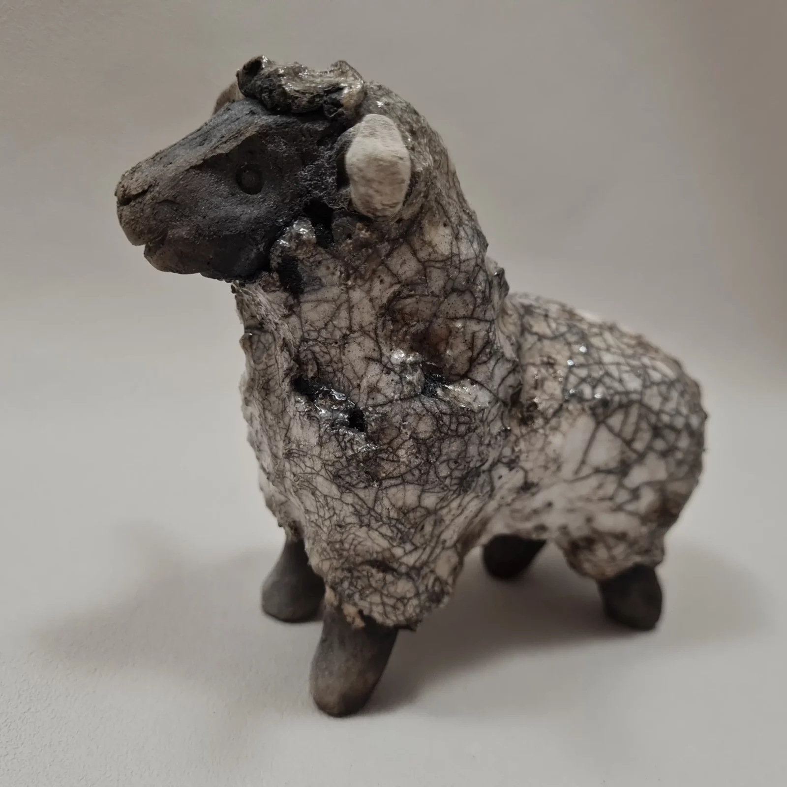 Sculpture de Mouton en céramique raku. – Image 4