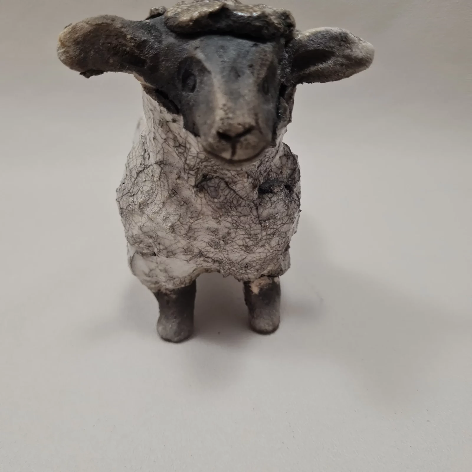 Sculpture de Mouton en céramique raku. – Image 3