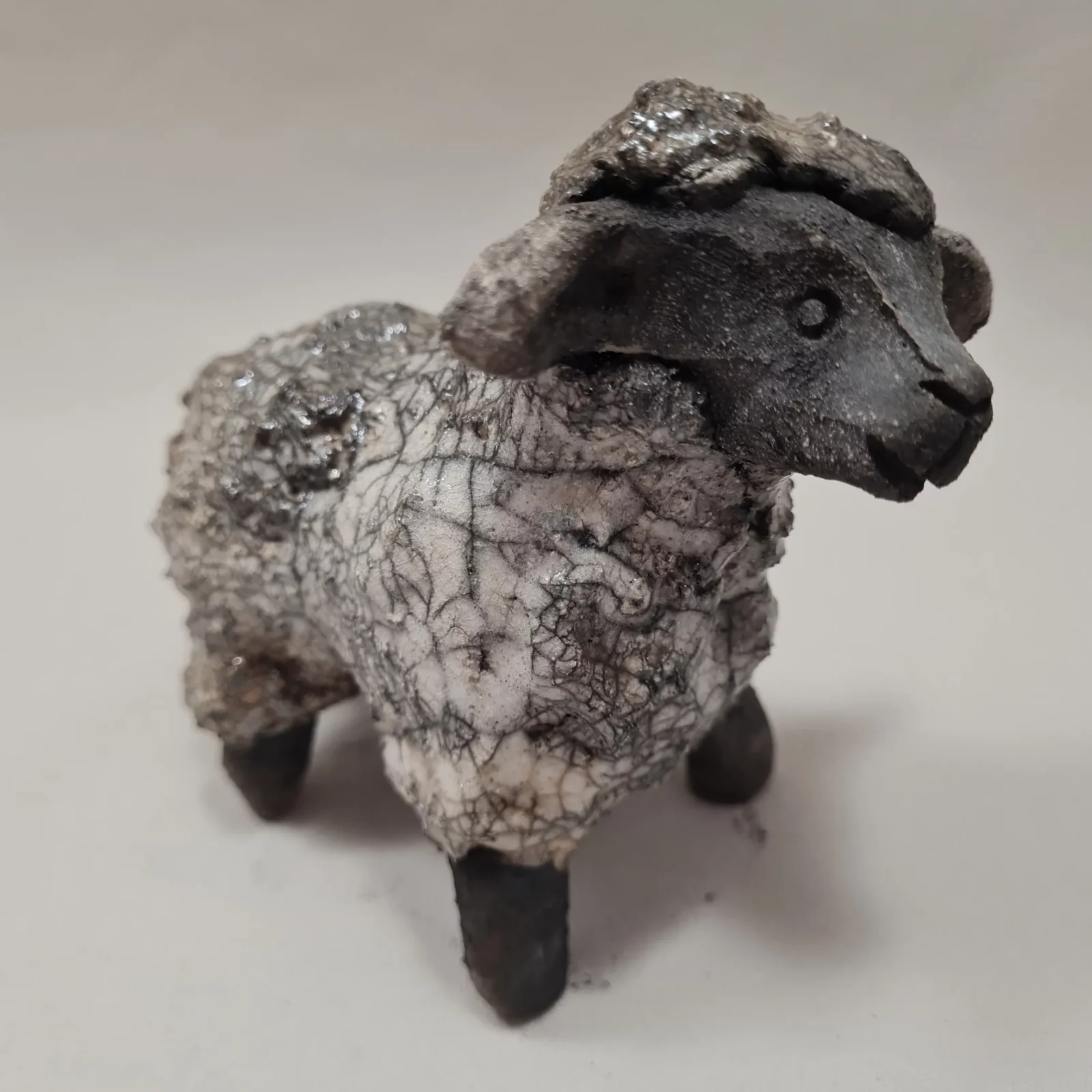 Mouton du Suffolk en céramique raku. – Image 5