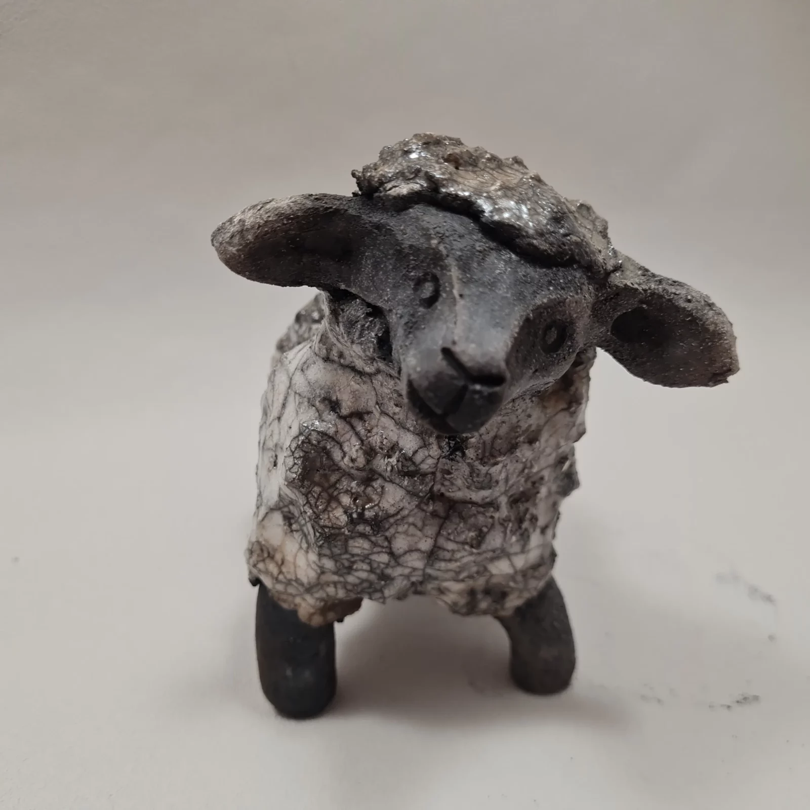 Mouton du Suffolk en céramique raku. – Image 4