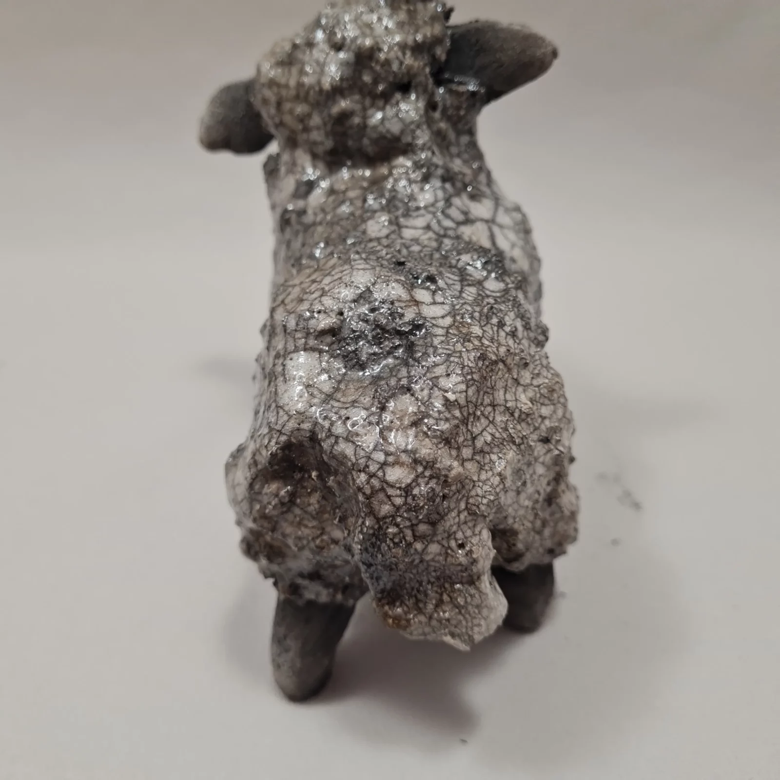 Mouton du Suffolk en céramique raku. – Image 6
