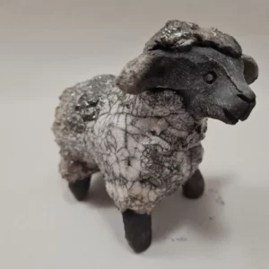 Mouton du Suffolk en céramique raku.