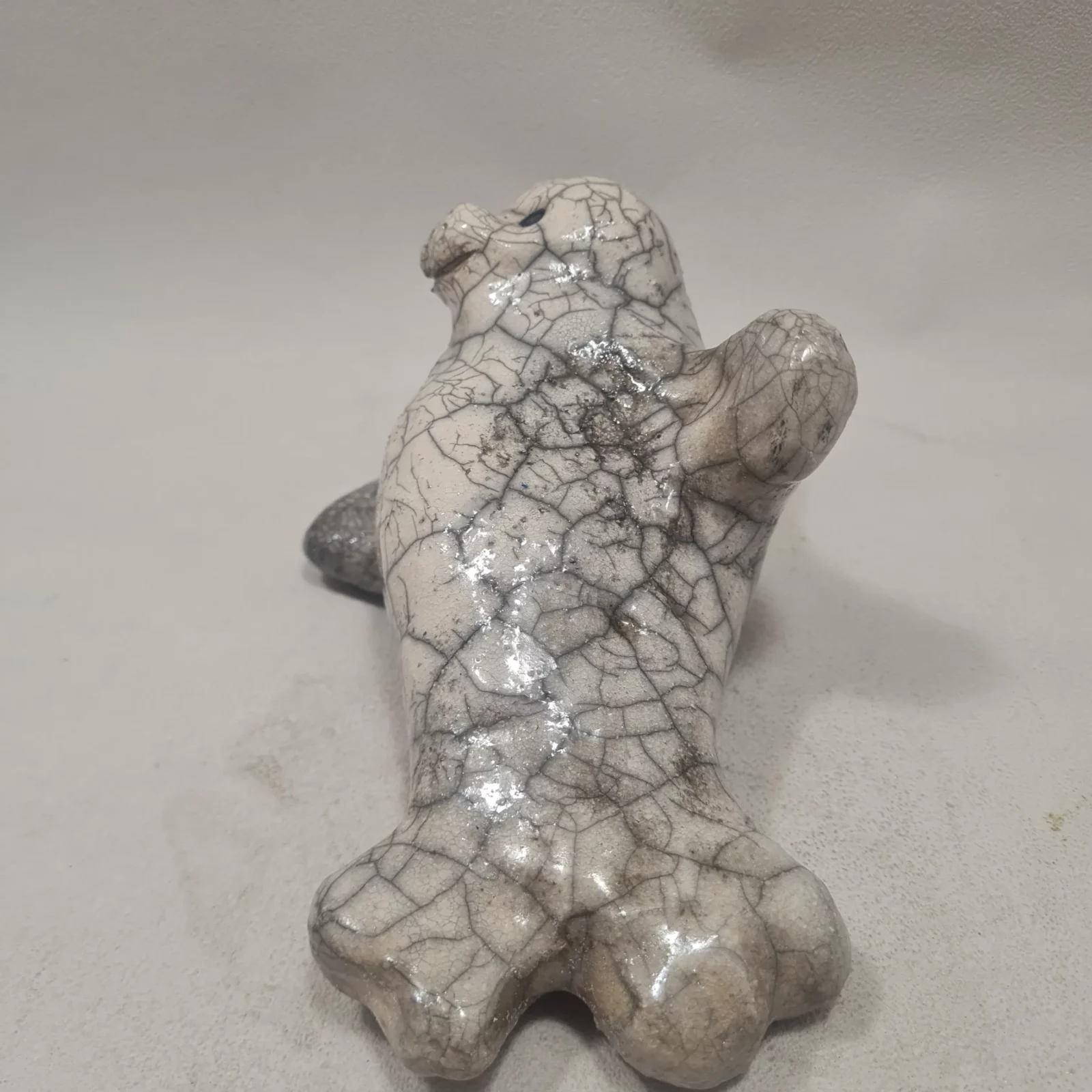 Statue de phoque en céramique raku – Image 4
