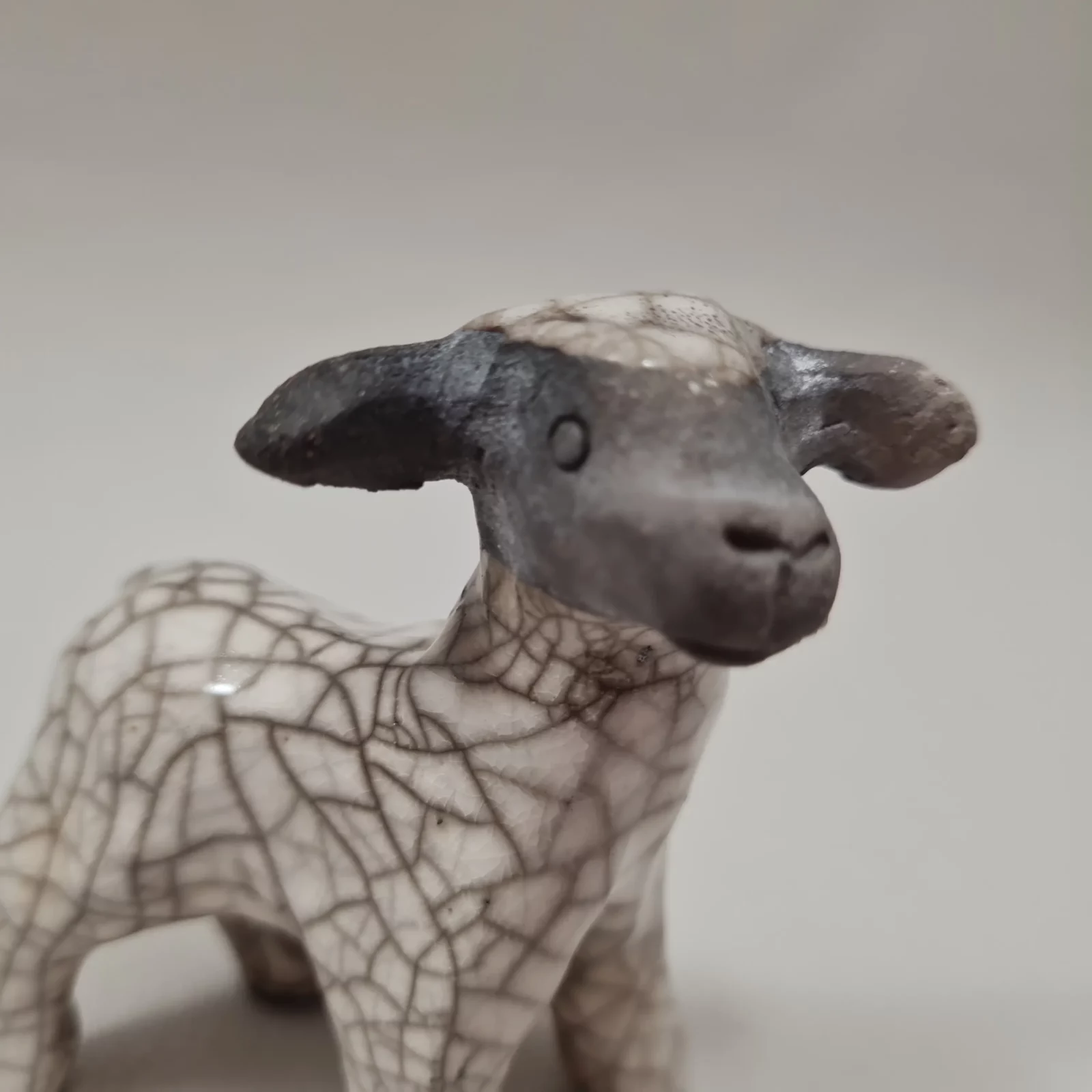 Petit agneau en céramique raku au craquelé inspiré des moutons de la Baie de Somme