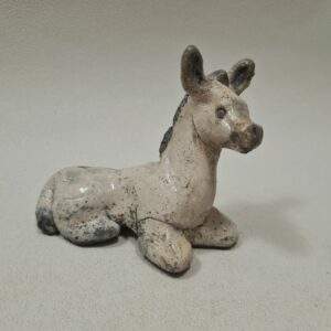 Petit âne gris couché en raku – Figurine pour les amoureux des ânes