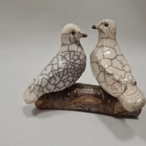 Couple de colombes blanches en céramique Raku – duo amoureux