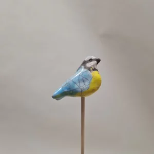 Petite figurine de Mésange bleue en raku sur un pic