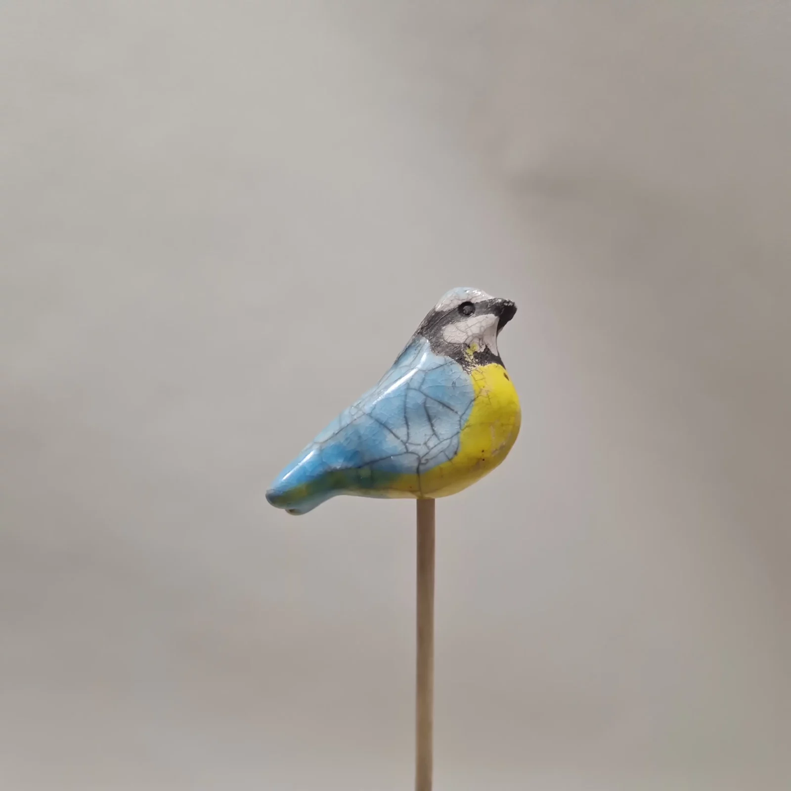 Petite figurine de Mésange bleue en raku sur un pic