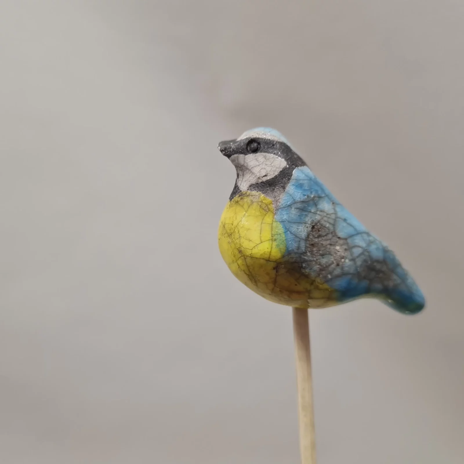 Petite figurine de Mésange bleue en raku sur un pic – Image 2