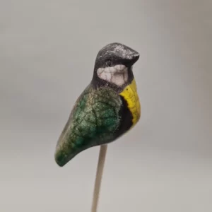 Mésange Charbonnière en raku en ornement d'un bouquet de fleurs